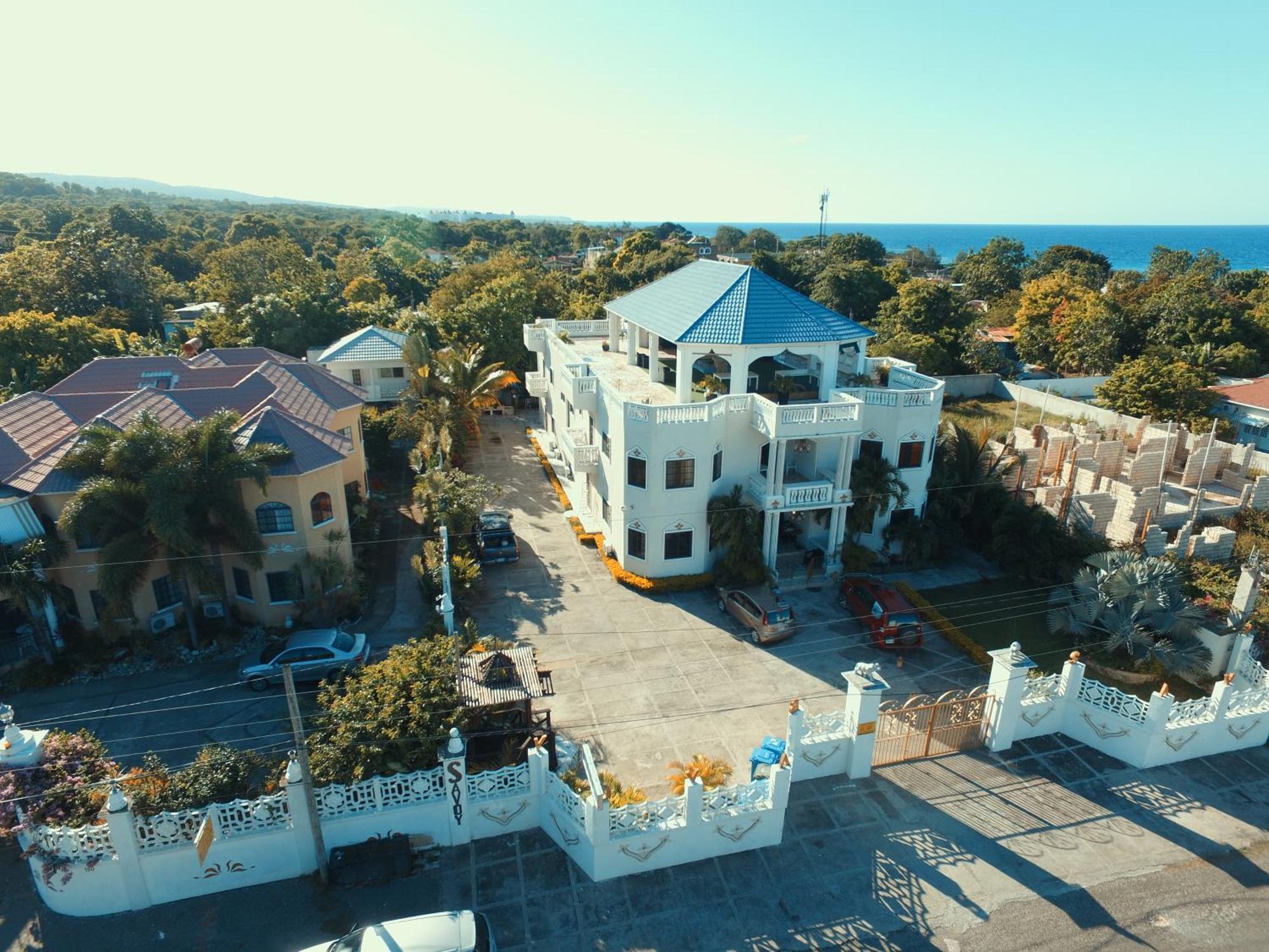 Little Savoy Guest House New Раневей-Бей Екстер'єр фото